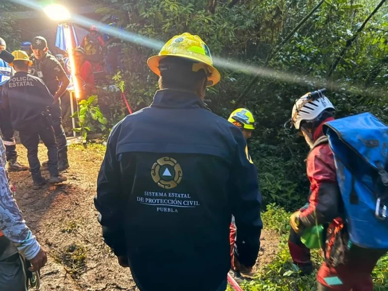 Localizan dos de los tres cuerpos atrapados en las grutas de Cuetzalan