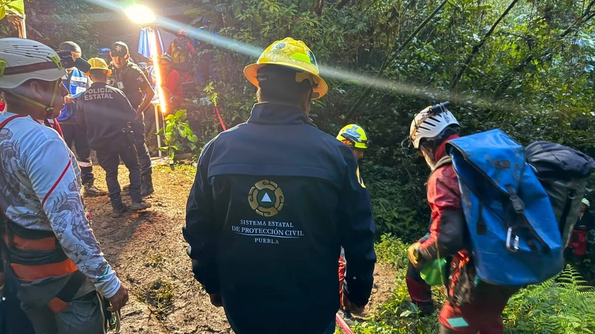 Localizan dos de los tres cuerpos atrapados en las grutas de Cuetzalan