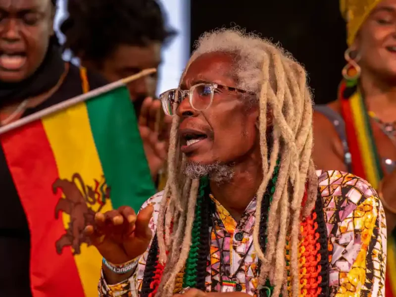 Cantante en un concierto realizadopor el Día Internacional del Reggae.
