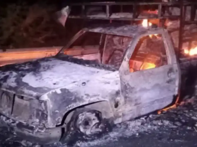 Camioneta en la que viajaba el hombre que lincharon en Cohuecan por robarse unas llantas viejas.