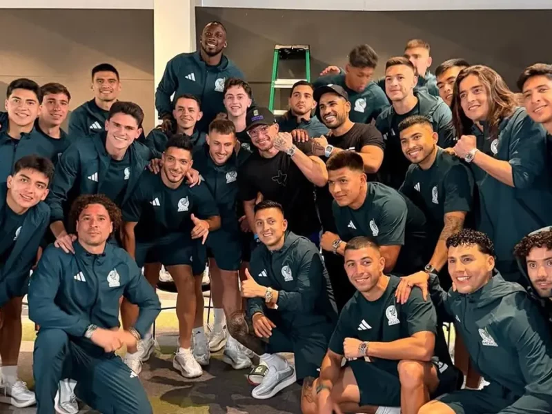 Jugadores de la Selección Mexicana con los relojes que les regaló el creador de contenido Steve Will Do It.