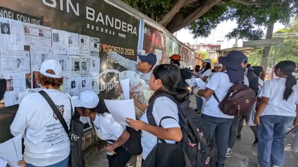 Personas pegando fichas de búsqueda.