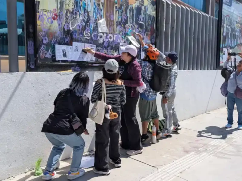 Voz de los Desaparecidos realiza pega solidaria de fichas de búsqueda en Puebla