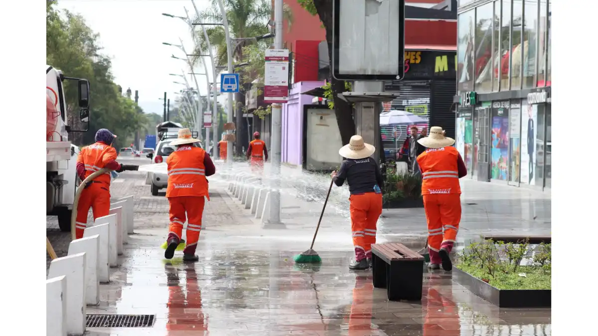 Gobierno de Pepe Chedraui mantiene limpios el Zócalo y la Avenida Juárez tras el encuentro entre México e Inglaterra