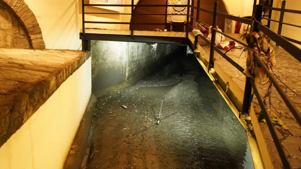 Además de las labores de limpieza en el puente de Bubas, repararán una de las puertas.
