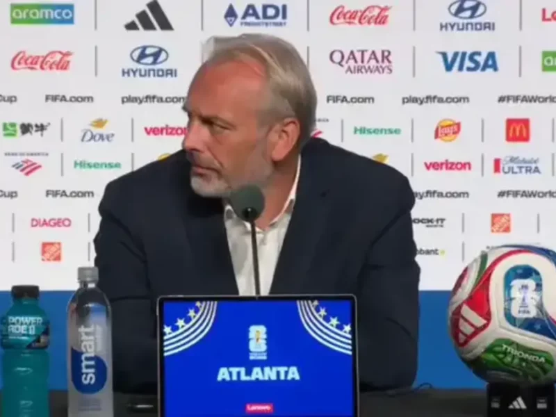 En plena conferencia de prensa, le avisan a Sébastien Desabre que su padre falleció