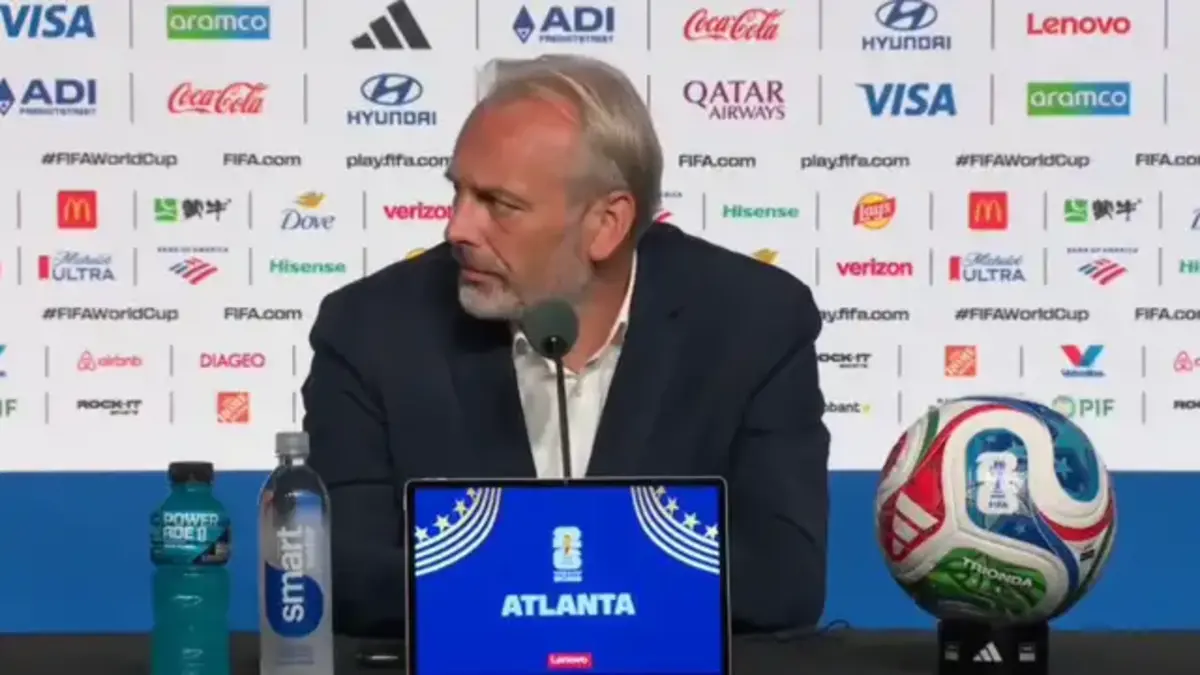 En plena conferencia de prensa, le avisan a Sébastien Desabre que su padre falleció