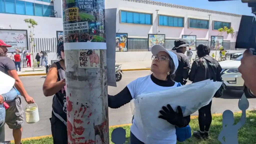 La pega solidaria de fichas de búsqueda que se realizó en Puebla reunió a varias personas.