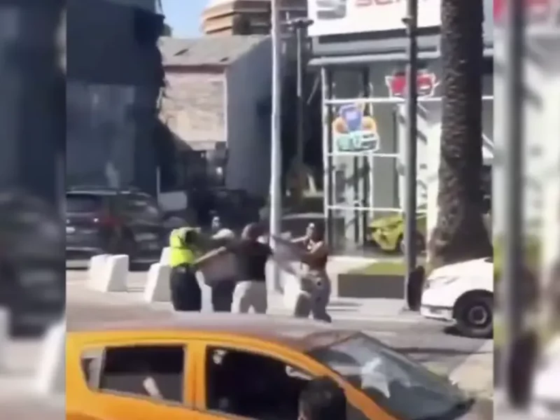 VIDEO: Agreden a dos agentes de Tránsito tras infracción en la Avenida Juárez