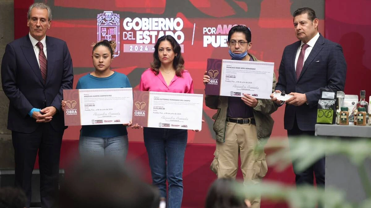 Armenta y Chedraui entregan apoyos a afectados por inundación en Centro Histórico de Puebla