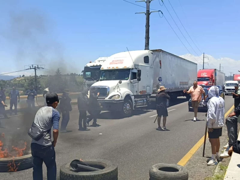 Transportistas exigen libre paso tras bloqueo de cinco horas en la México-Puebla