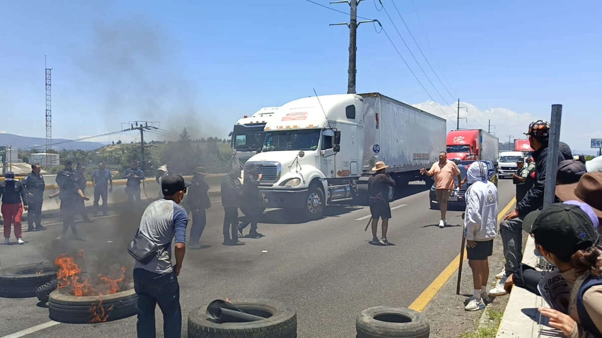 Transportistas exigen libre paso tras bloqueo de cinco horas en la México-Puebla