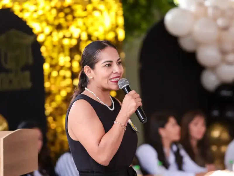Lupita Cuautle acompaña a estudiantes de San Andrés Cholula en la culminación de su ciclo escolar
