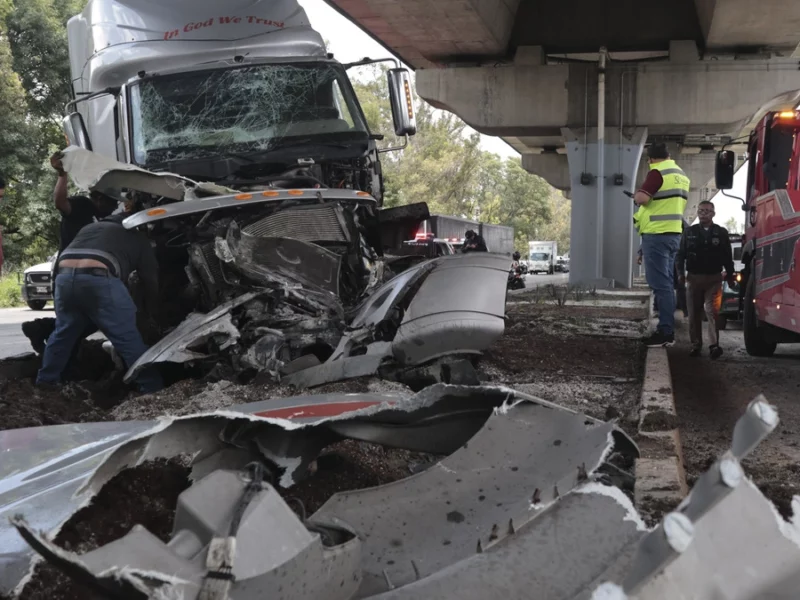 Dos accidentes de tráileres provocan caos vial en la autopista México-Puebla