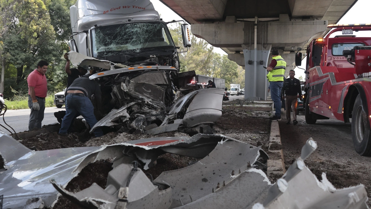 Dos accidentes de tráileres provocan caos vial en la autopista México-Puebla
