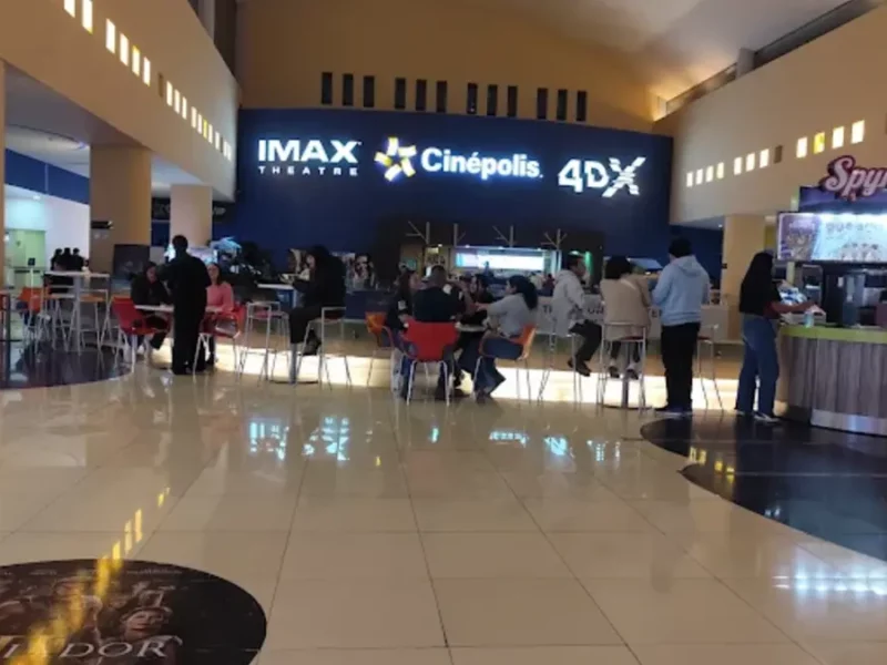 Plafón de Cinépolis Angelópolis cae y lesiona a una mujer embarazada