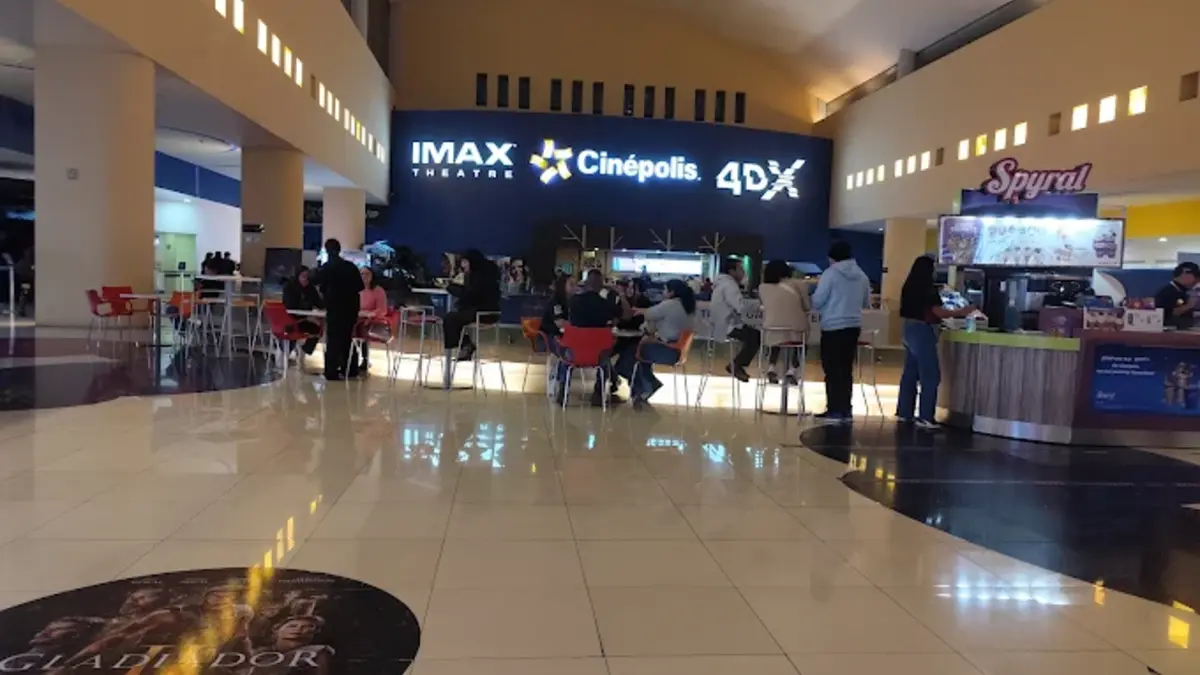 Plafón de Cinépolis Angelópolis cae y lesiona a una mujer embarazada