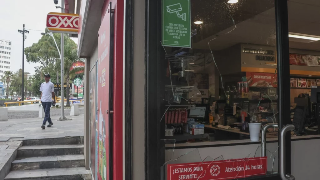 Los destrozos en la Avenida Juárez alcanzaron a una sucursal de OXXO.