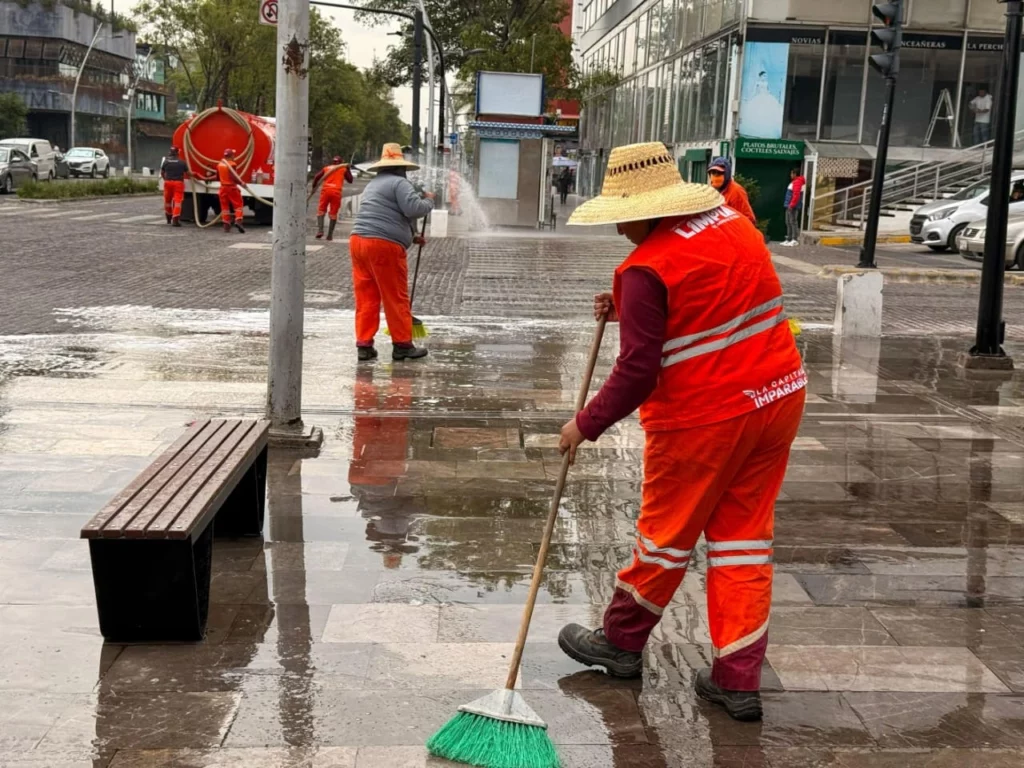 Tras los destrozos en la Avenida Juárez, naranjitas tuvieron que limpiar este miércoles por la mañana.