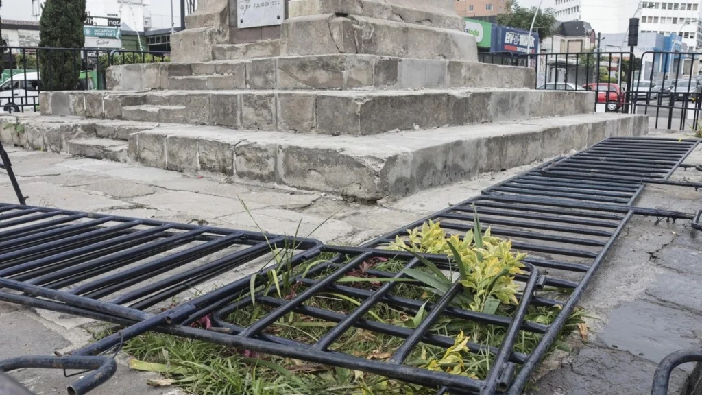 Tras el triunfo de México, aficionados se congregaron en la avenida Juárez, donde causaron destrozos.