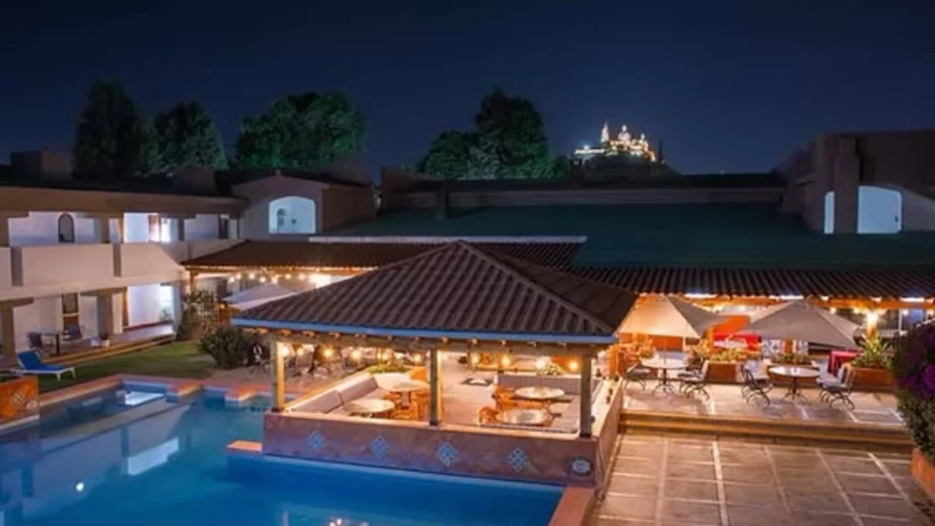 Una pareja que fue a festejar su aniversario al hotel Villas Arqueológicas denunció intento de extorsión.