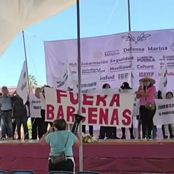 Sabotean Feria de la Paz en Acatlán; exigen destitución de Lupita Bárcenas 