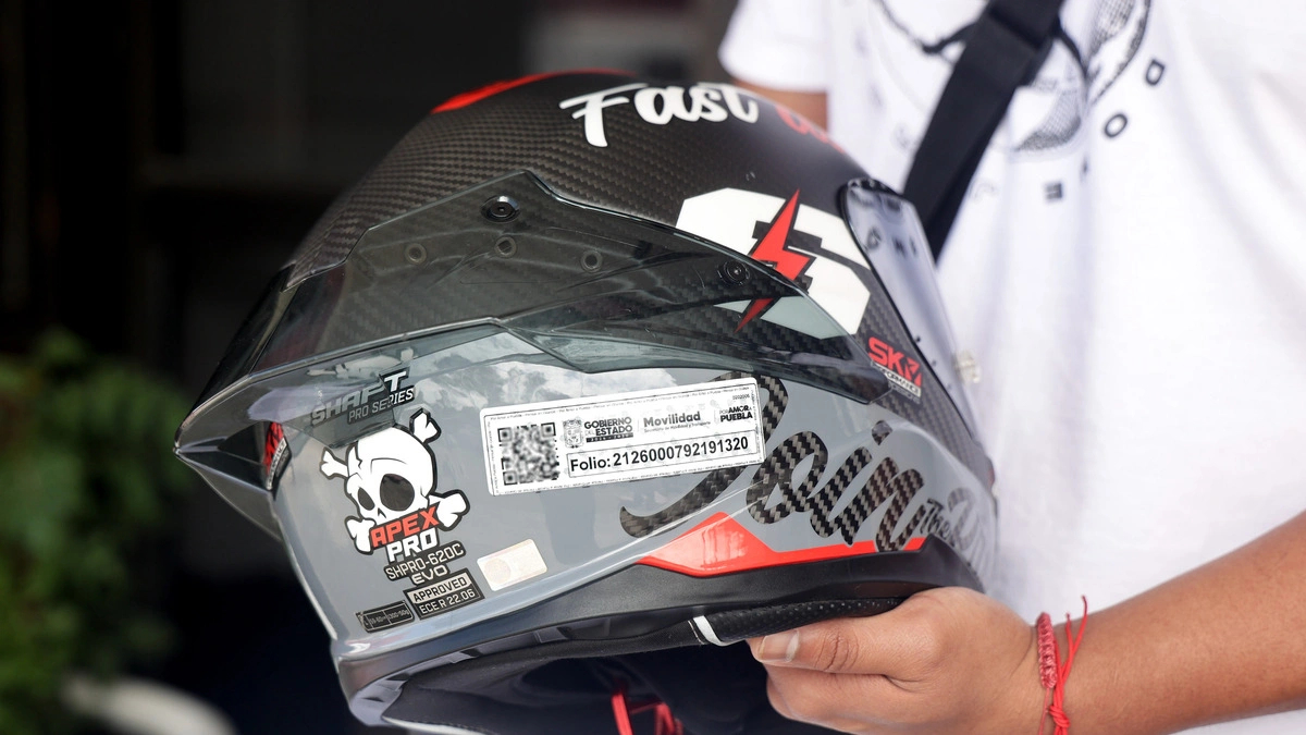 Avanza entrega de hologramas para motociclistas por Ley Casco