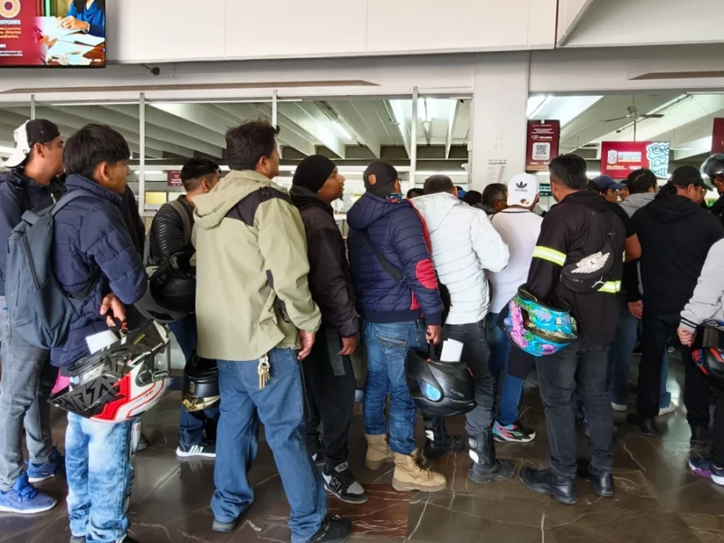 Caos y desinformación marcan primer día de entrega de hologramas para motociclistas en Puebla
