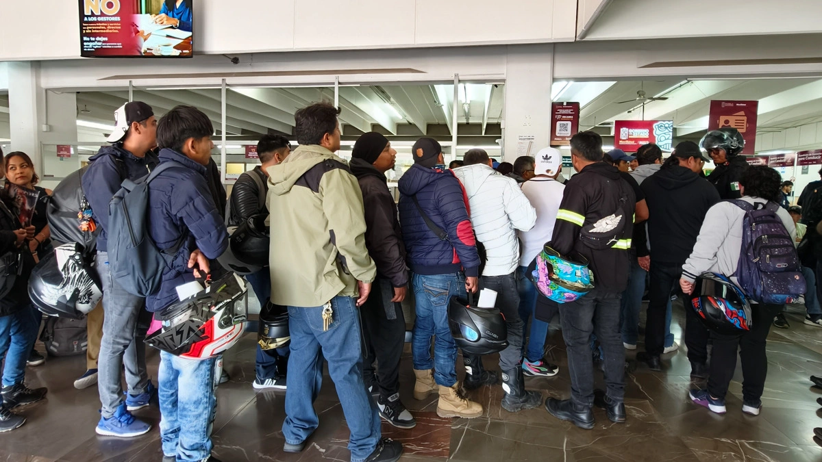 Caos y desinformación marcan primer día de entrega de hologramas para motociclistas en Puebla