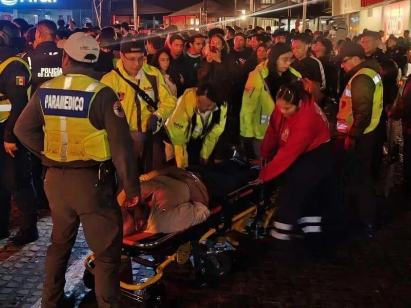 Un hombre se cae en los festejos de la Avenida Juárez y acaba en el hospital