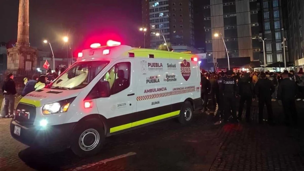 El hombre que se cayó en los festejos de la Avenida Juárez tiene 41 años.