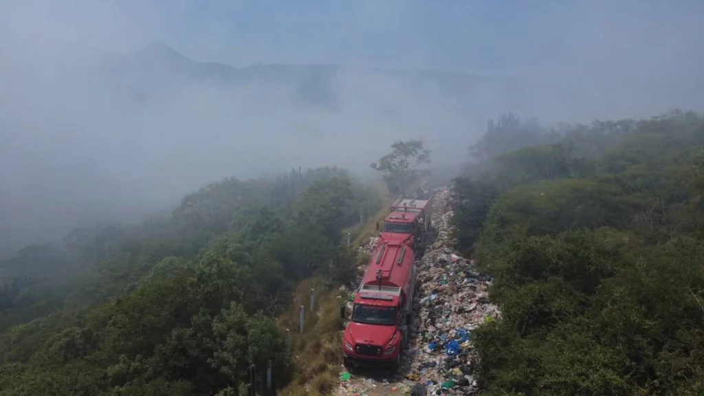 El incendio en el relleno sanitario de Acatlán se propagó en 8 hectáreas.