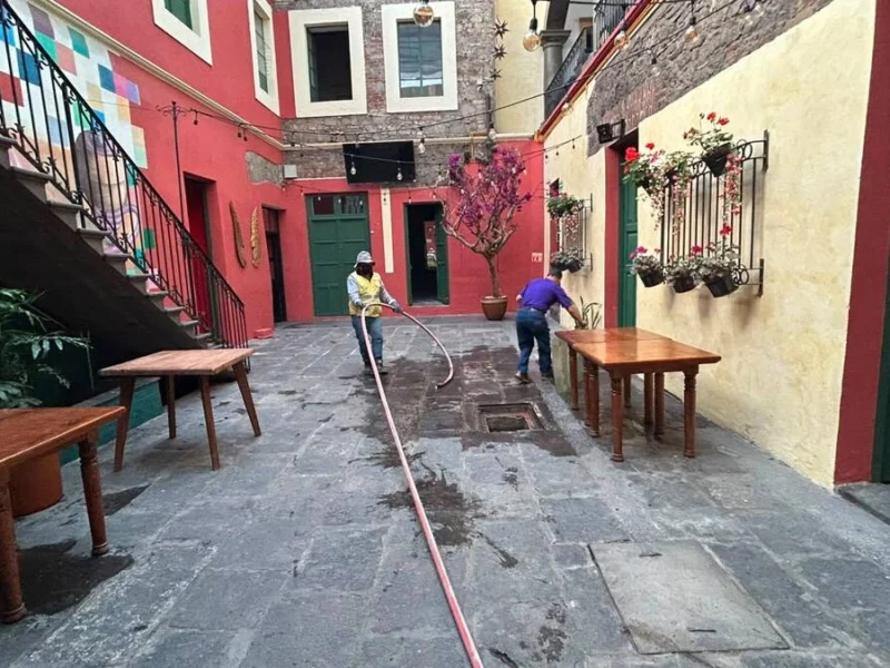 Realizan labores de limpieza en viviendas e inmuebles del Centro Histórico de Puebla 
