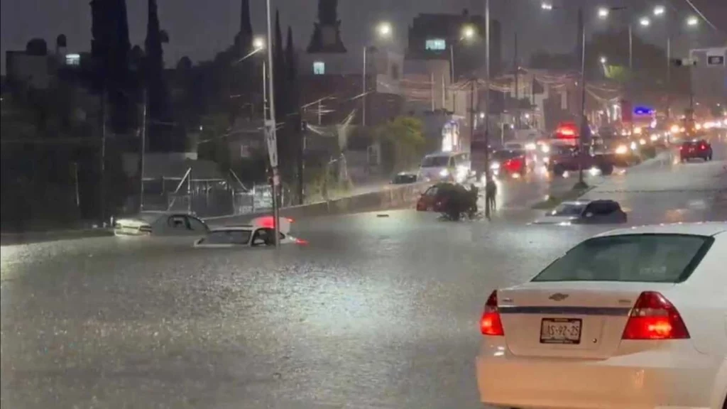 Lluvias colapsan la zona sur de Puebla; dejan inundaciones y vehículos varados