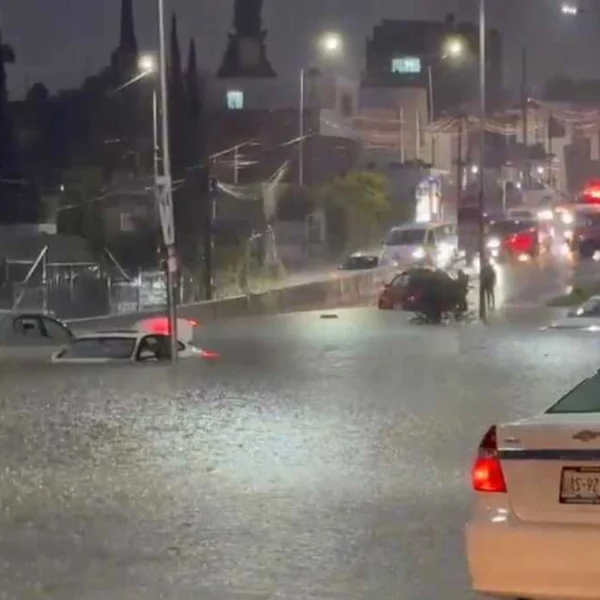 Lluvias colapsan la zona sur de Puebla; dejan inundaciones y vehículos varados