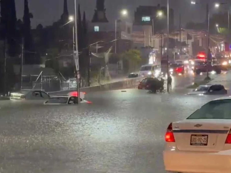 Lluvias colapsan la zona sur de Puebla; dejan inundaciones y vehículos varados
