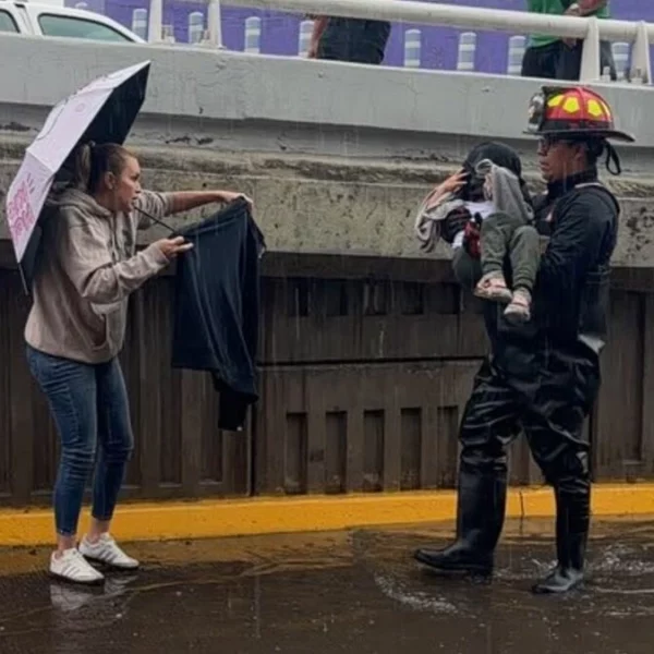 Lluvia deja inundaciones, rescates y caída de árboles en Puebla