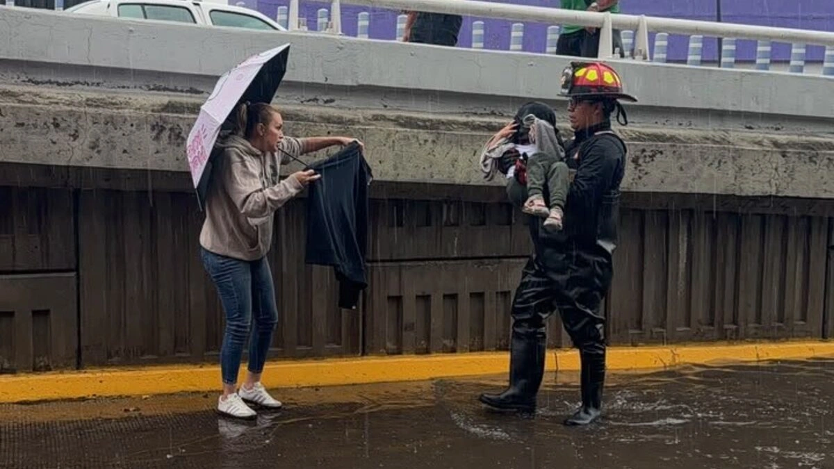 Lluvia deja inundaciones, rescates y caída de árboles en Puebla