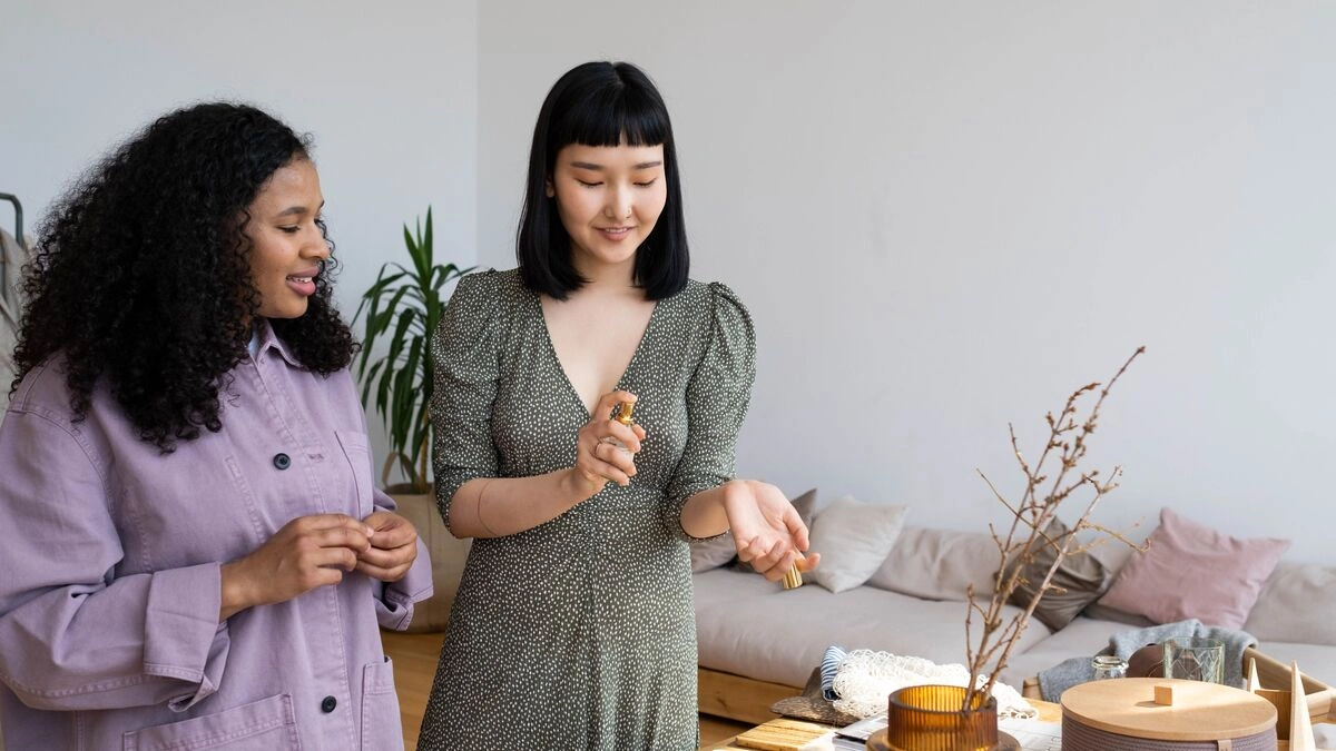 ¿Cómo influyen los colores, la música y los aromas en la percepción de un espacio?