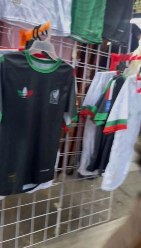 Al inicio del torneo las playeras de la Selección Mexicana, las vendían en Puebla en 500 pesos.