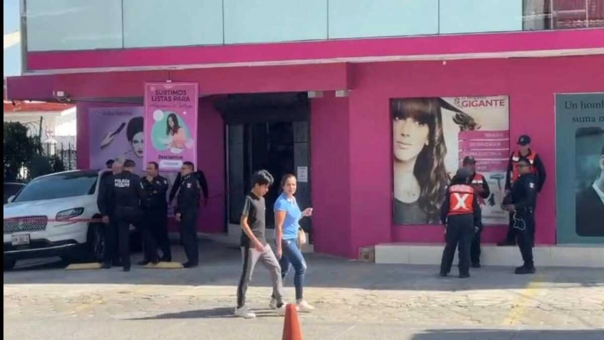 Policía auxiliar se dispara y muere en negocio de Las Ánimas