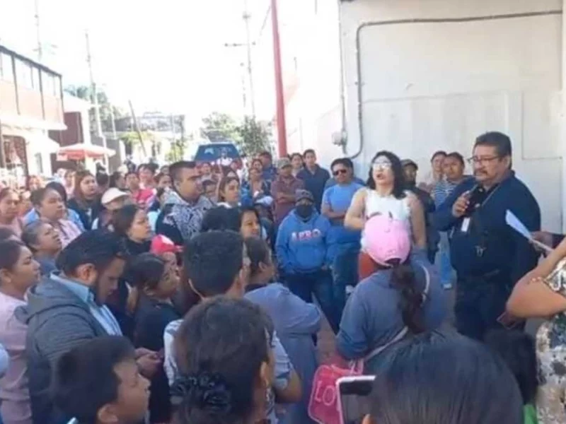 Denuncian que profesor de primaria en Tepeojuma intentó tocar y besar a una alumna