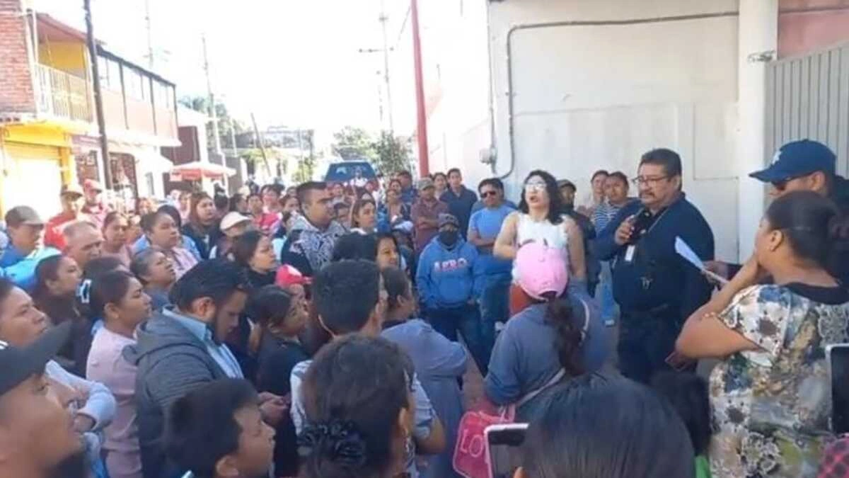 Denuncian que profesor de primaria en Tepeojuma intentó tocar y besar a una alumna