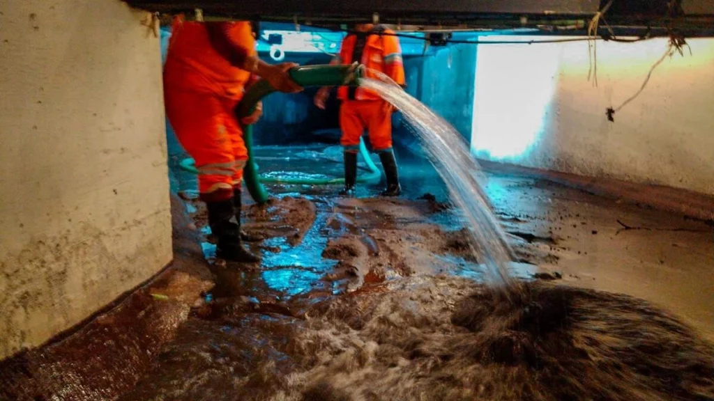 El OOSL se encargó de la limpieza del puente de Bubas.