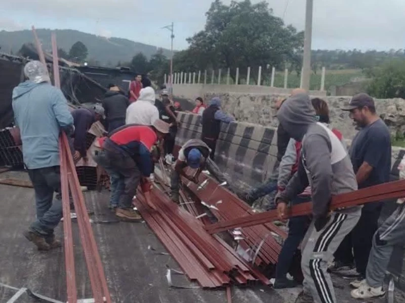 Volcadura sobre la Puebla-Orizaba genera actos de rapiña