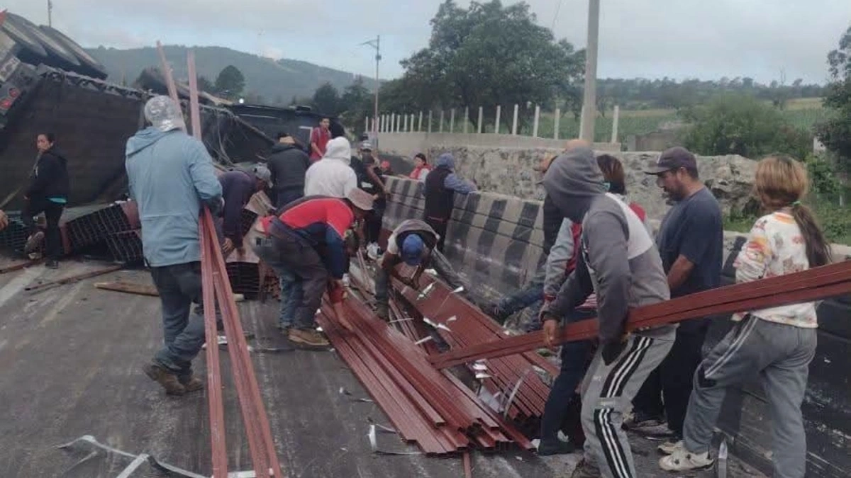 Volcadura sobre la Puebla-Orizaba genera actos de rapiña
