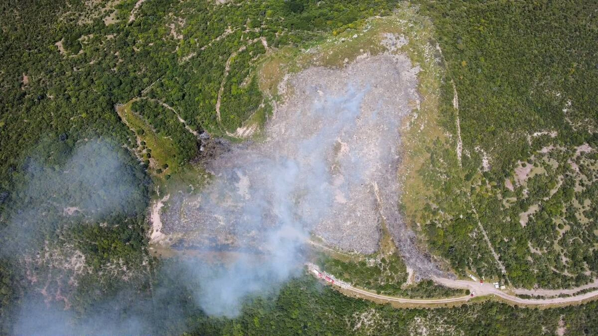 Arde relleno sanitario de Acatlán; incendio ha durado cinco días