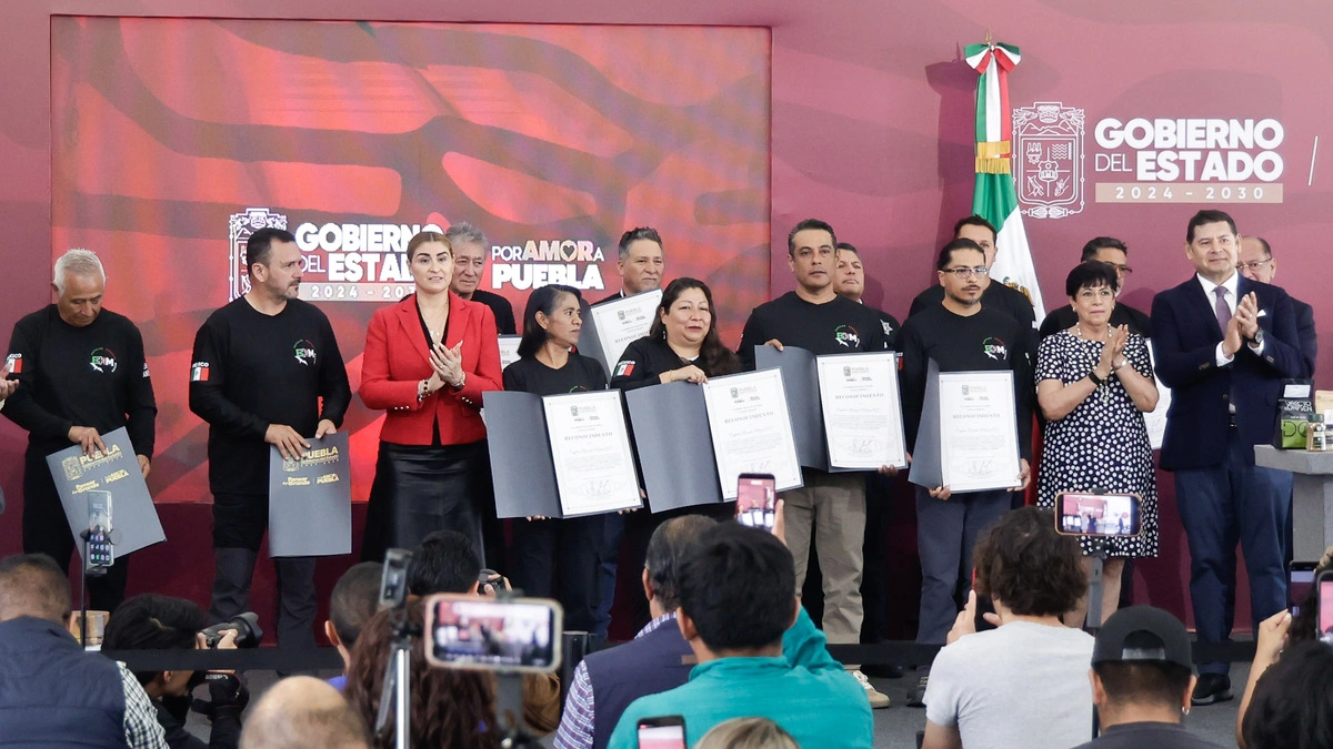 Premian a rescatistas que localizaron a familia atrapada en grutas de Cuetzalan