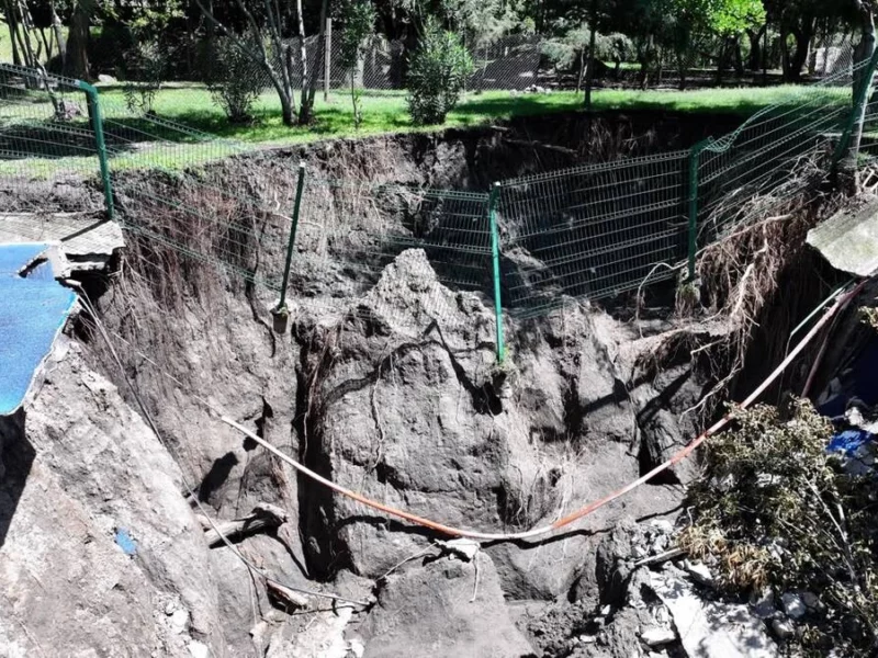 Armenta revisa socavón en el Ecoparque Metropolitano; tiene 4 metros de profundidad