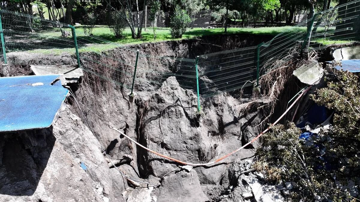 Armenta revisa socavón en el Ecoparque Metropolitano; tiene 4 metros de profundidad